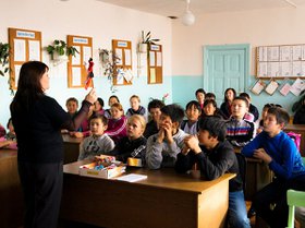 Работник музея проводит занятие для школьников. Фото предоставлено ИОКМ