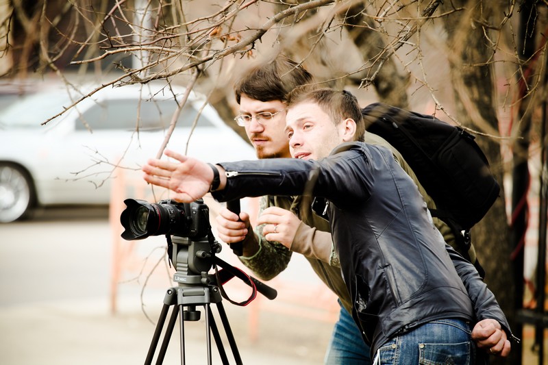 Режиссер клипа Сергей Дубас и директор коллектива Юрий Яшников обсуждают следующую сцену.