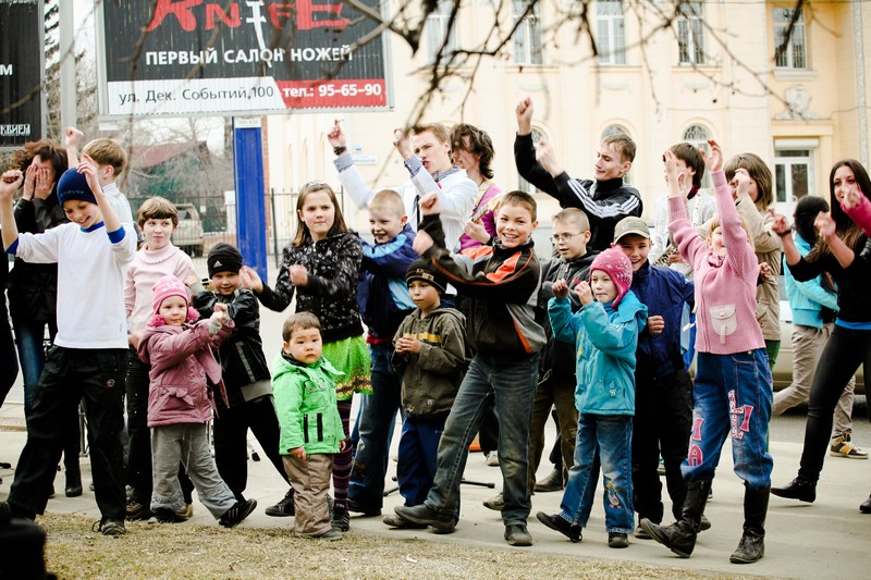 Проходящие мимо дети стали участниками съемочного процесса.