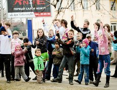 Проходящие мимо дети стали участниками съемочного процесса.