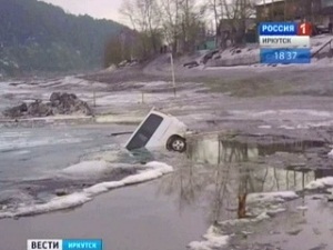 Камеры киренск. Наводнение Киренск 2001. Машины провалились под лед в Киренске. Гисметео Киренск. Киренск наводнение 2001 фото.