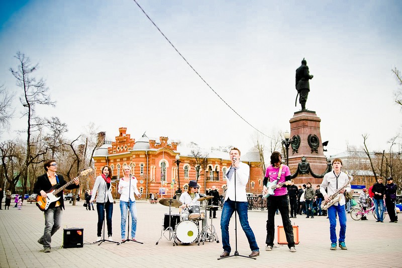 Съемки на Бульваре Гагарина стали самым действенным пиаром группе и клипу. Вокруг коллектива собралось по меньшей мере 300 человек.