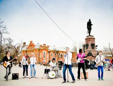 Съемки на Бульваре Гагарина стали самым действенным пиаром группе и клипу. Вокруг коллектива собралось по меньшей мере 300 человек.