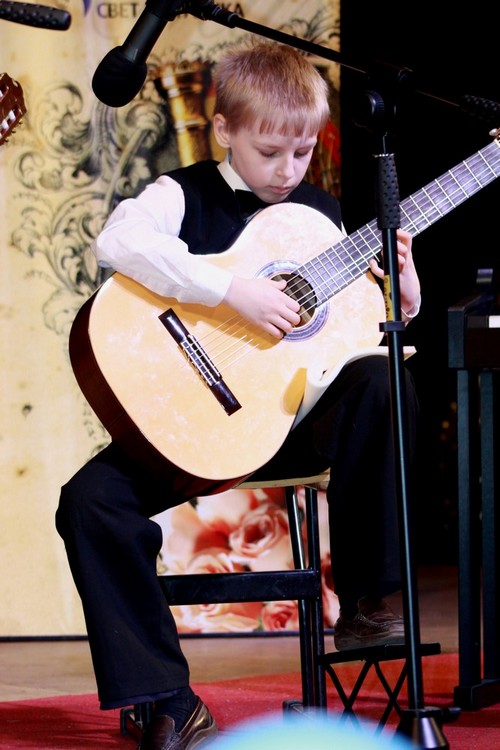 Участник ансамбля гитаристов (Детская школа искусств № 5).