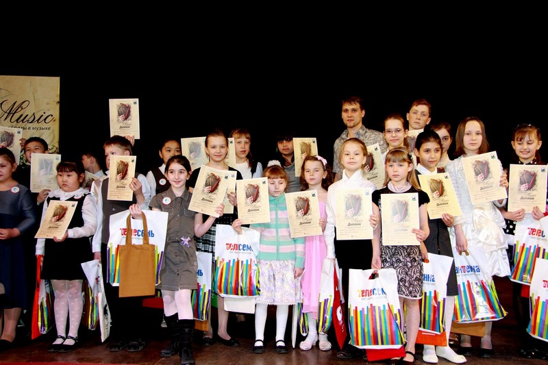 Вручение дипломов и подарков участникам фестиваля.