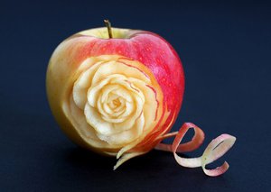 Британский фотограф Илиан специализируется на фотографии еды и напитков. Одна из его гастрономических тем — «Резьба по овощам».