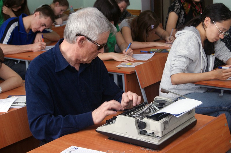 Валентин Федорович Гаврилов, инвалид по зрению, пишет диктант уже второй год подряд.