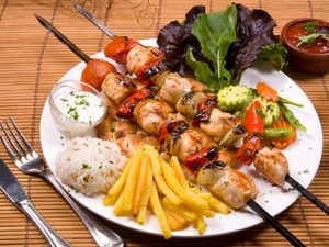 Шашлык считается здоровой пищей, и, если не подгорел, в нем нет канцерогенов, образующихся при жарении. Самым полезным является шашлык из рыбы, диетическим он получается из телятины и курицы и самым низкокалорийным – из овощей.