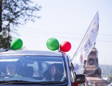 14 автолюбительниц во главе с экипажем ДПС проехали по улицам города, соблюдая правила дорожного движения.