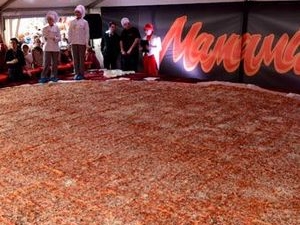 Площадь самой большой пиццы в СНГ — 38 квадратных метров. Вес пиццы составил 350 килограммов.