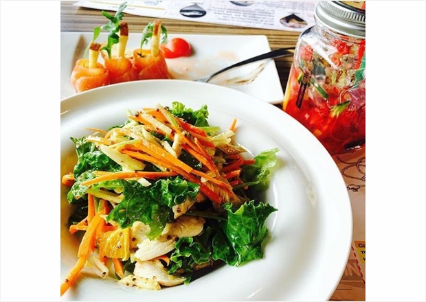 Салат «Фитнес» с жареным куриным филе без масла, яблоком, мандарином, листом салата, морковью, грецким орехом, сельдереем и медовой заправкой. 16/2,1/11,8 гр. (б/ж/у), 129 ккал. Фото гостя @alishakolibri