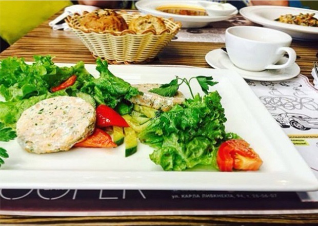 Биточки из нерки на пару с легким салатом из овощей. 22/9,6/2,7 гр (б/ж/у), 187 ккал. Фото гостя @alishakolibri