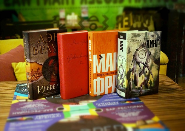 Литература для гостей. Понравившуюся книгу всегда можно купить тут же.