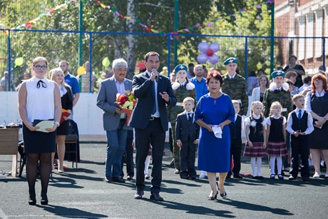 Сергей Тен на линейке в День знаний