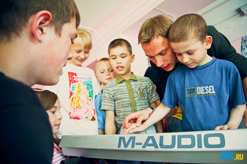 После концерта дети сами могли попробовать поиграть на музыкальных инструментах.