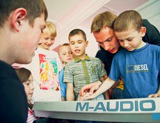 После концерта дети сами могли попробовать поиграть на музыкальных инструментах.