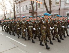 Участники митинга колонной двинулись по улице Декабрьских событий к центру города. Фото пресс-службы администрации Иркутска