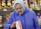 Пенсионерка в магазине. Фото с сайта www.newsland.ru