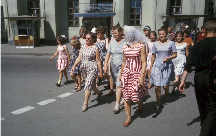 Переход улицы Ленина от нархозу. Фото Харрисона Формана. 1964.