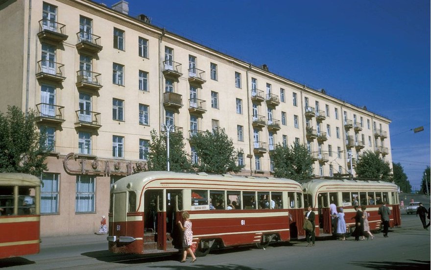 Остановка трамвая на перекретске Ленина-Тимирязева. Фото Харрисона Формана. 1964.