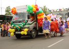 Участники городского карнавала «Шагаем вместе» в 2011 году. Фото Ольги Дужак