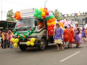 Участники городского карнавала «Шагаем вместе» в 2011 году. Фото Ольги Дужак