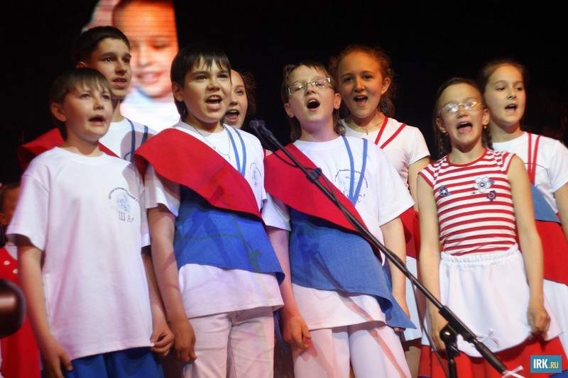 Вместе с детским ансамблем «Шанс» музыканты исполнили свою новую песню «Рок-няни»