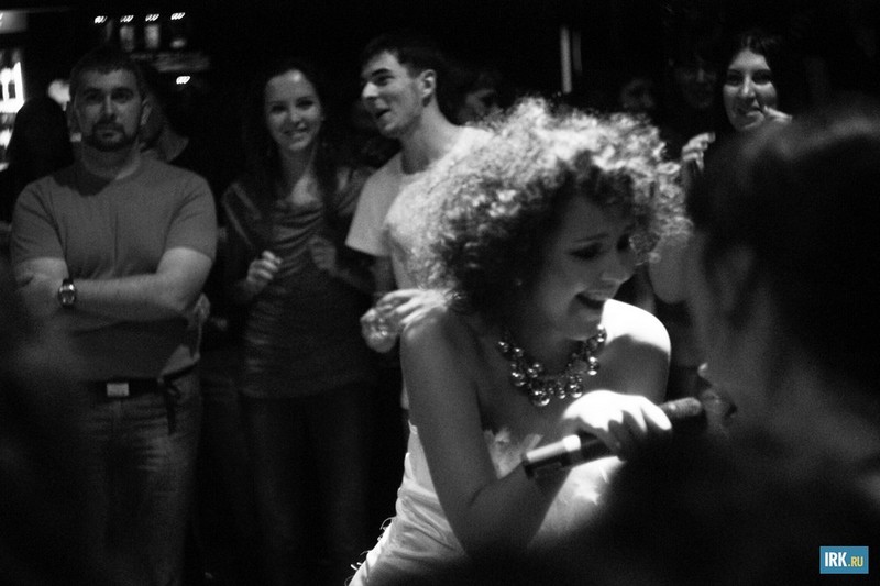 Музыканты вышли в зал, чтобы исполнить одну из песен вместе со зрителями