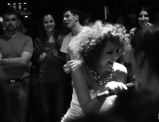 Музыканты вышли в зал, чтобы исполнить одну из песен вместе со зрителями