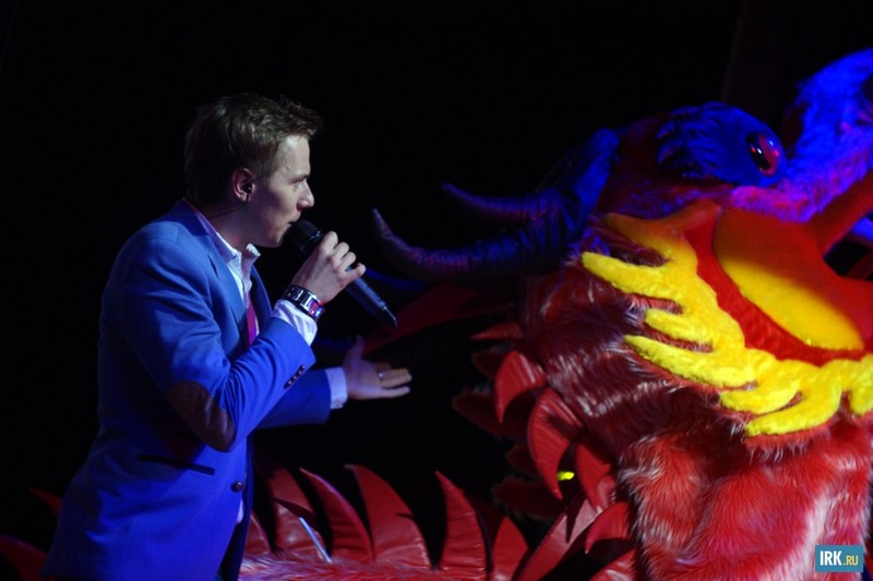 Шоу-балет «Парадокс» сделал настоящее шоу из песни «Эй, Мао!». На сцене всю композицию танцевал огромный дракон