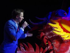 Шоу-балет «Парадокс» сделал настоящее шоу из песни «Эй, Мао!». На сцене всю композицию танцевал огромный дракон