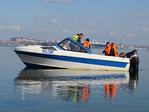 На занятиях по судовождению. Фото с сайта www.38.mchs.gov.ru