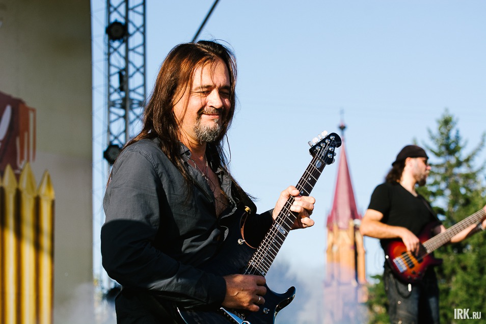Открыла представление иркутская рок-группа «Экстроверт». На фото гитарист Валерий Шукевич.