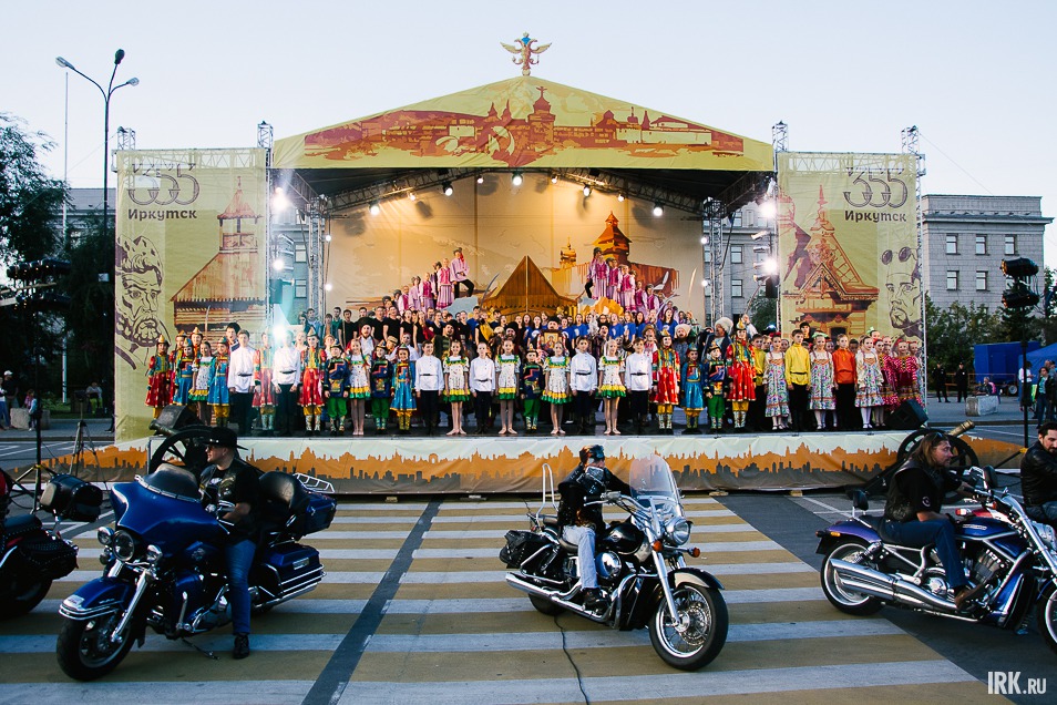 В спектакле приняли участие более 300 человек: артисты Театра народной драмы, рок-группы, рэперы, байкеры города, студенческие хоры.