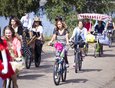 11 сентября иркутские велосипедистки в костюмах киногероинь съехались на остров Юность, чтобы принять участие в параде «Леди на велосипеде».
