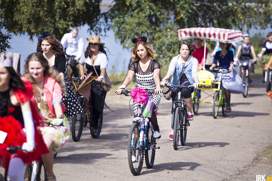 11 сентября иркутские велосипедистки в костюмах киногероинь съехались на остров Юность, чтобы принять участие в параде «Леди на велосипеде».