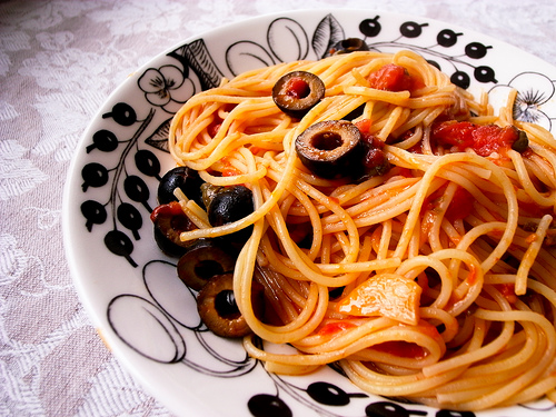Spaghetti alla puttanesca («Спагетти проституток»). Фото с сайта www.napolidavivere.it