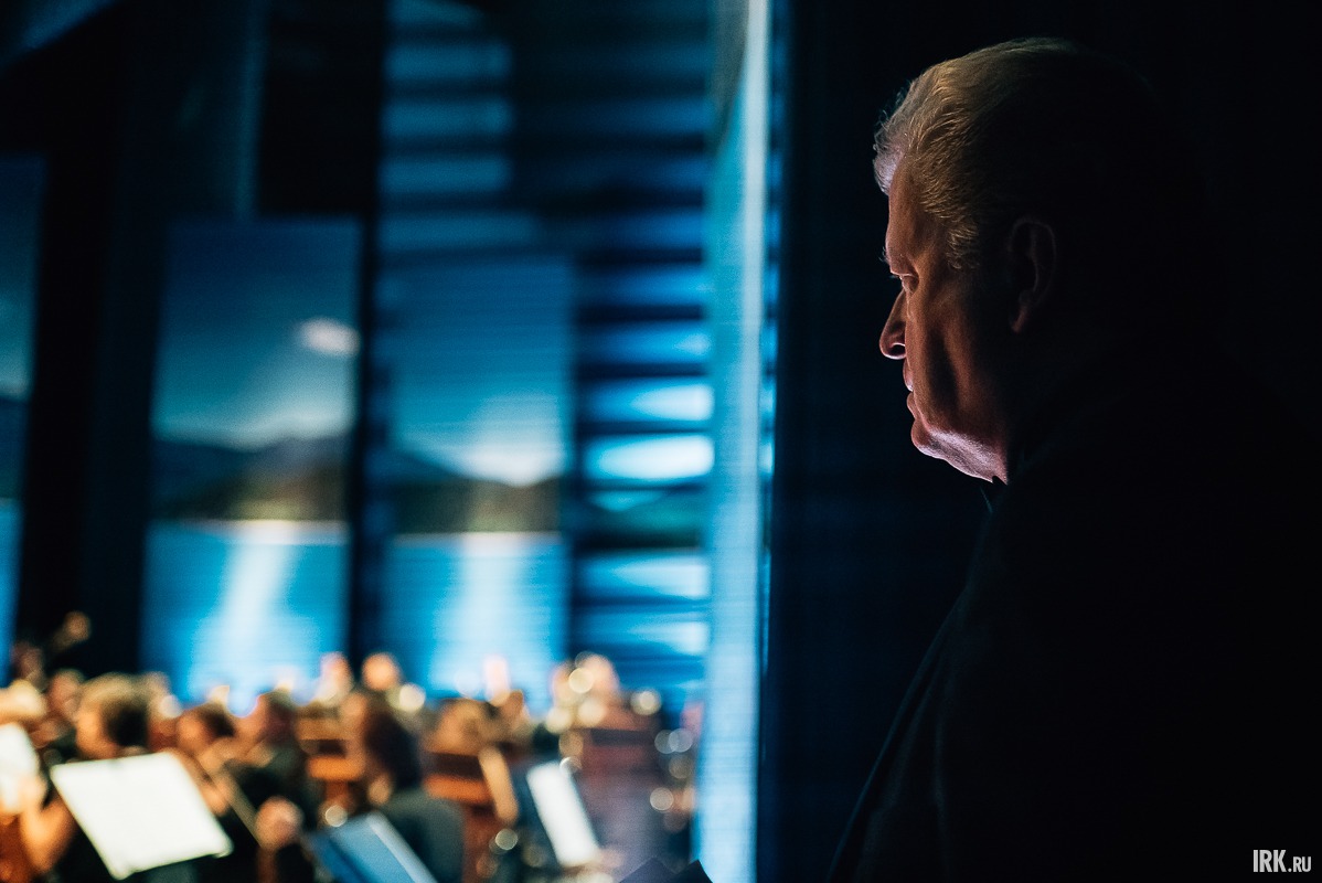 Илмар Лапиньш, художественный руководитель и дирижёр Губернаторского симфонического оркестра, за кулисами.