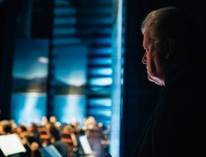 Илмар Лапиньш, художественный руководитель и дирижёр Губернаторского симфонического оркестра, за кулисами.