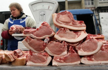 В мясном ряду на российском рынке. Фото с сайта sibnovosti.ru