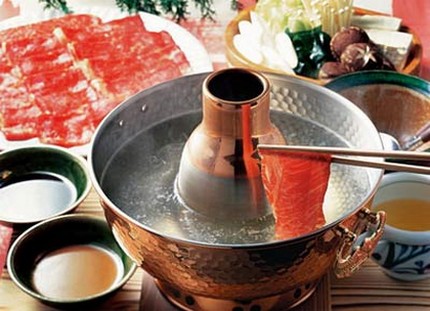 Приготовление баранины на «самоваре». Фото с сайта russian.cri.cn