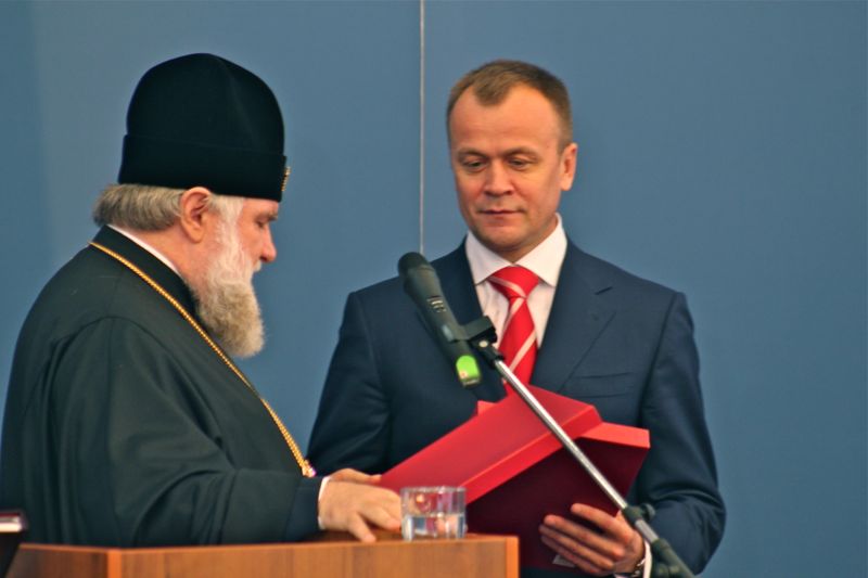 Митрополит Иркутский и Ангарский Вадим вручает Сергею Ерощенко икону Казанской Божьей матери