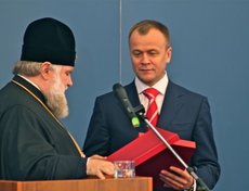 Митрополит Иркутский и Ангарский Вадим вручает Сергею Ерощенко икону Казанской Божьей матери