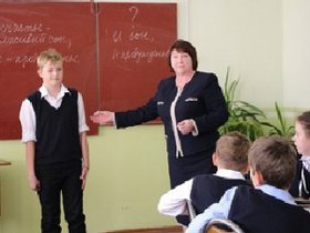 Зульфия Самойлова с учениками. Фото с сайта www.angarsk-adm.ru