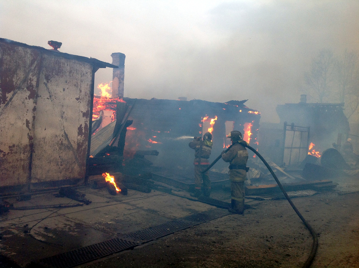 Тушение пожара в Черемхово. Фото ГУ МЧС России по Иркутской области