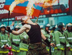 Фаер-шоу показали перед колонной с пожарными