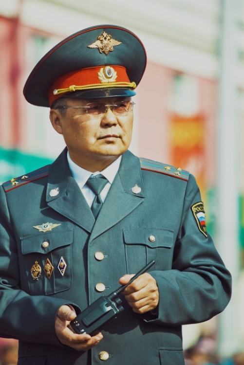 Вдоль всей улицы Ленина стояли люди в форме и вежливо просили не выходить за ограждения, дабы не мешать шествию карнавала