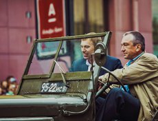 Следом на старинном авто ехал мэр Иркутска Виктор Кондрашов