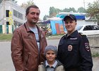 Андрей Лопатюк с сыном и Максим Харин. Фото предоставлено пресс-службой ГУ МВД России по Иркутской области