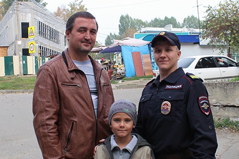 Андрей Лопатюк с сыном и Максим Харин. Фото предоставлено пресс-службой ГУ МВД России по Иркутской области